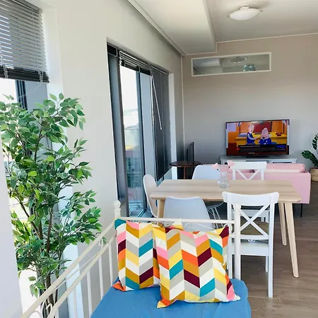 Huoneisto Sunny Brand New Sea View Luxury Skyscraper In